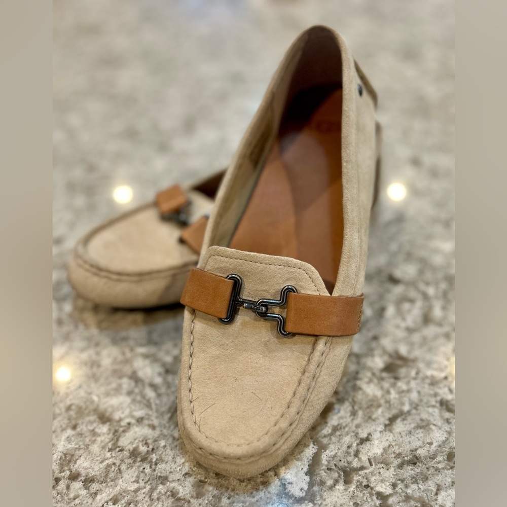 SZ 8 UGG Aven cream suede driving loafers
